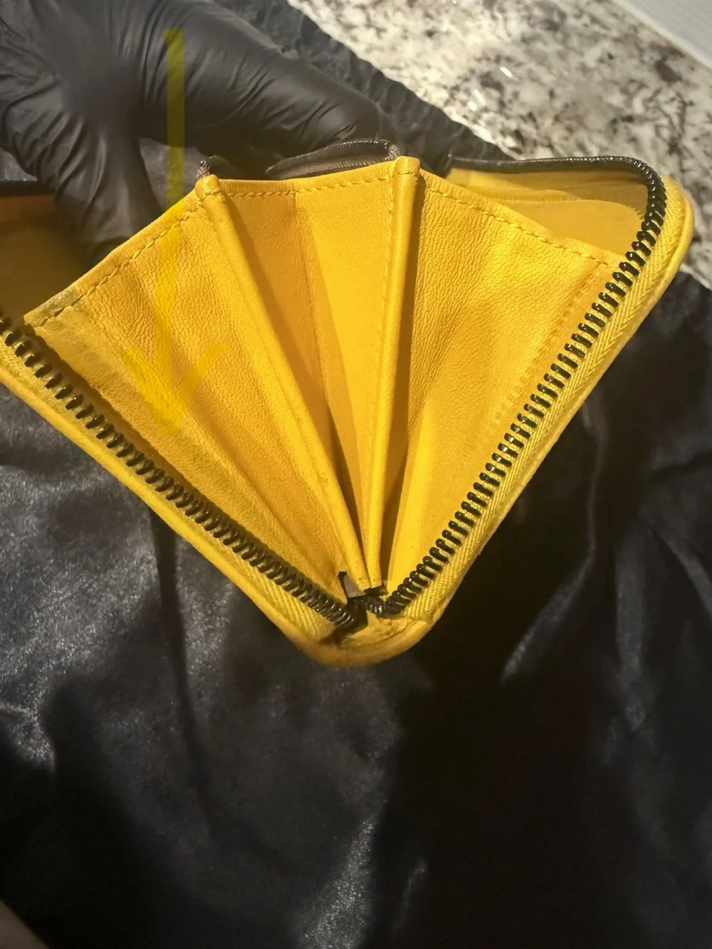 AUTHENTIC BOTTEGA VENETA ZIPPY WALLET